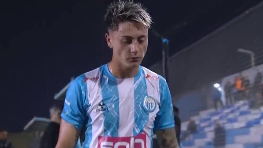 ¡Insólita expulsión en el fútbol argentino! ¡Por orinar en plena cancha!