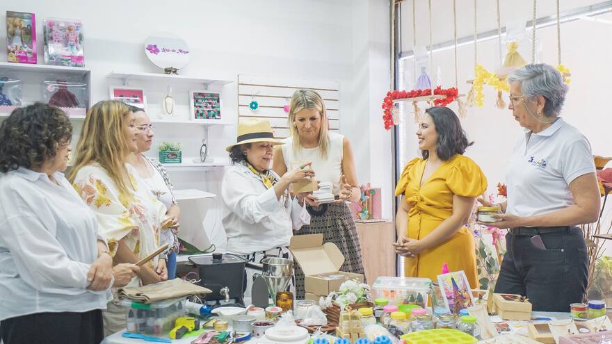 Reina Máxima de los Países Bajos conoce emprendimiento de adulta mayor