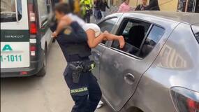 Niño de 2 años fue dejado más de siete horas encerrado en un carro: la Policía busca a los responsables