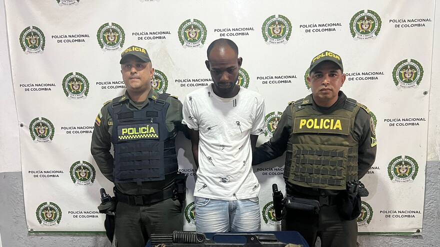 Portador de lanzacohetes quería intimidar a vecinos: Policía