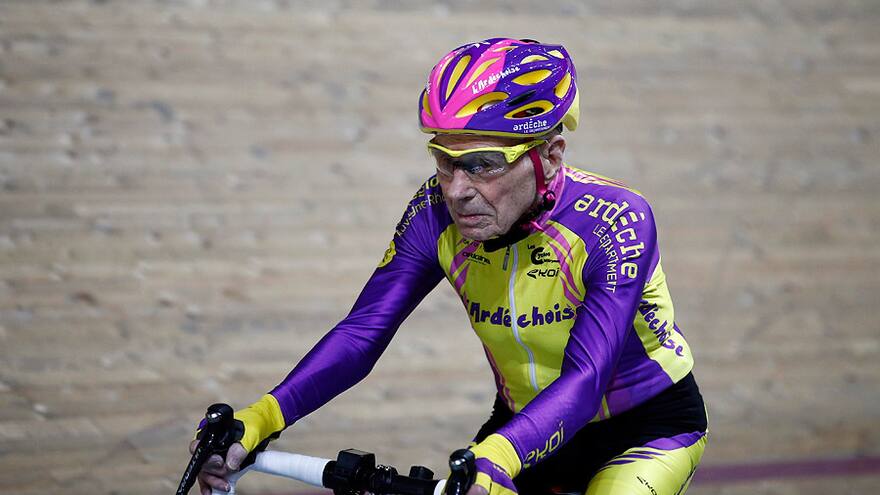 Un francés de 105 años establece un récord mundial de la hora en bicicleta
