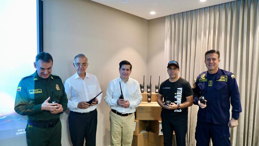 Alcalde Alejandro Char hace entrega de 350 nuevos radios a la policía