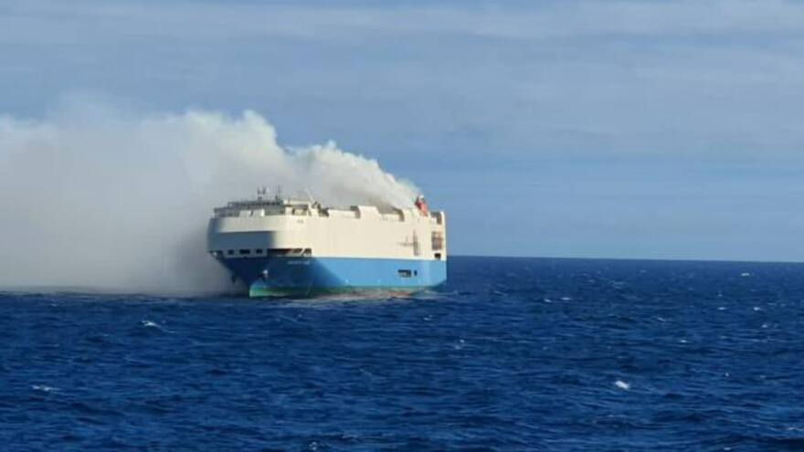 Un barco con 1.100 Porsches se incendia en medio del océano Atlántico