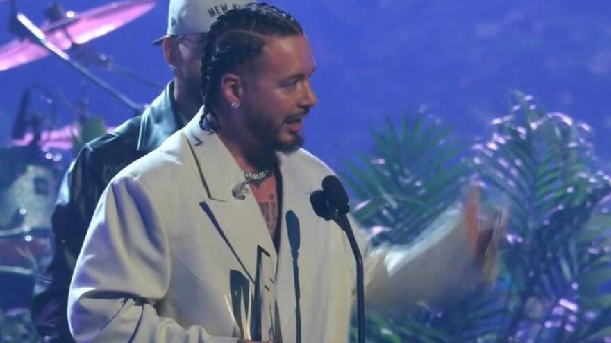 J Balvin recibe el premio Billboard Espíritu de la Esperanza