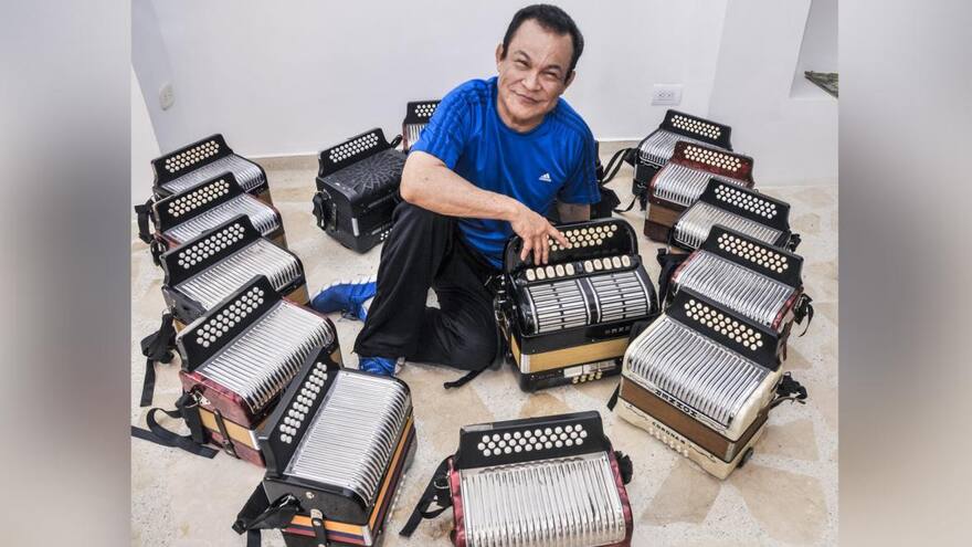 El cantante de vallenato Alfredo Gutiérrez se sumó a la tendencia de Barbie y tocó la canción de la película con su acordeón