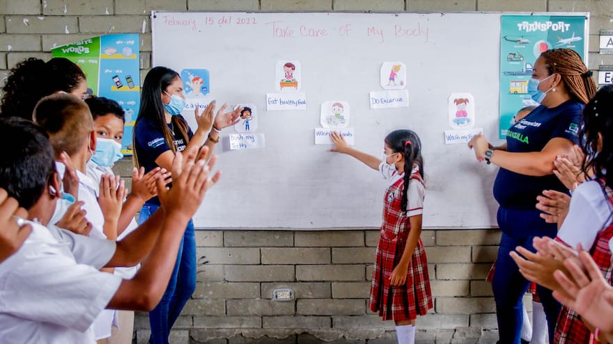 Distrito brinda becas a jóvenes para su formación en inglés