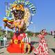 Siete macrofiguras visten de Carnaval el Malecón del Río