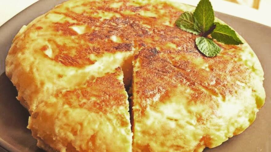 Cocine una tortilla de papa con corazón de queso