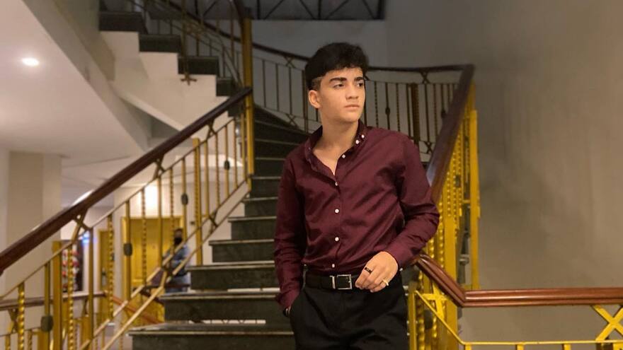 ¿Quién es el artista costeño que cantó el himno en el partido de Colombia?