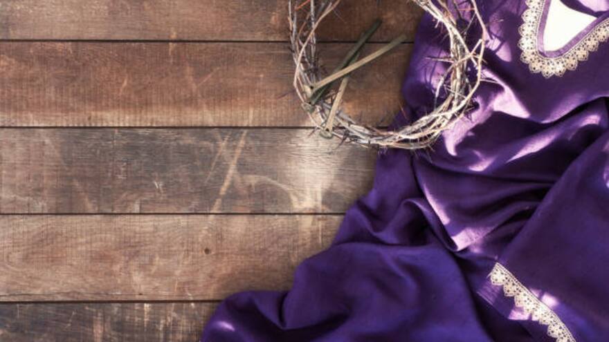 Semana Santa 2024: ¿Por qué los sacerdotes y fieles se visten de morado en estos días?