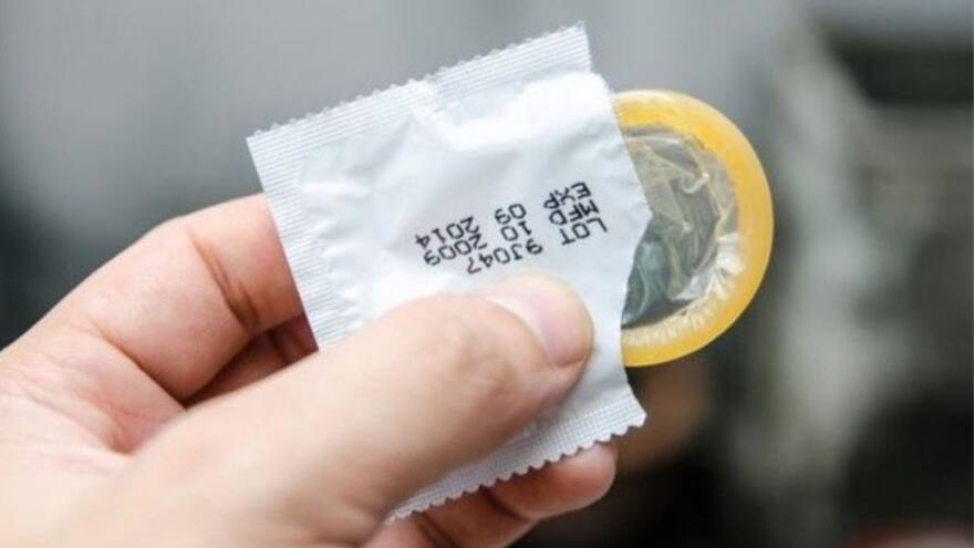 ‘Stealthing’: ¿podría llegar a ser delito el retiro del condón sin consentimiento de la pareja?