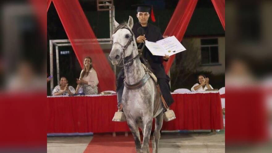 Montando a caballo, estudiante llega a su ceremonia de graduación en La Mojana, Sucre
