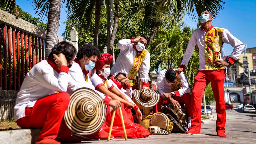 El silencio obligado de los grupos musicales que animan el Carnaval