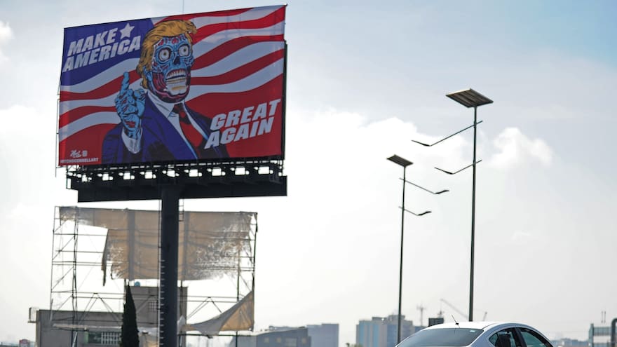 En video | Valla de ‘Trump extraterrestre’ se toma avenidas de México
