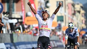 Jhonatan Narváez regala a Ecuador el triplete del Giro; Eulalio sigue de rosa