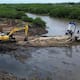 En San Bernardo del Viento, Córdoba, intervienen con maquinaria amarilla el caño La Balsa