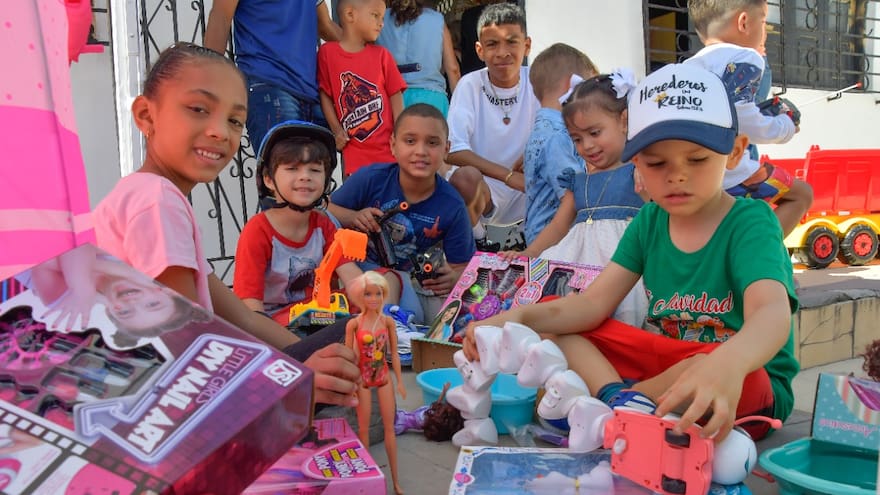 La alegría navideña de los niños con sus juguetes se toma Barranquilla