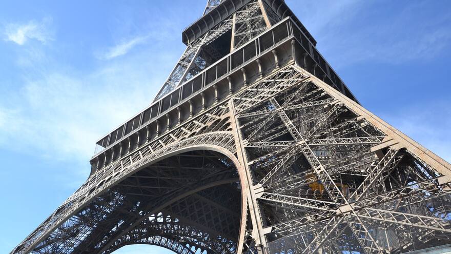 Cierran la Torre Eiffel por la huelga de trabajadores l se conmemora la muerte de su arquitecto, Gustave Eiffel