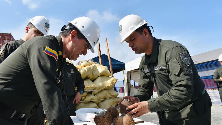 Policía descubre cocaína diluida en agua de coco en un cargamento en puerto de Cartagena
