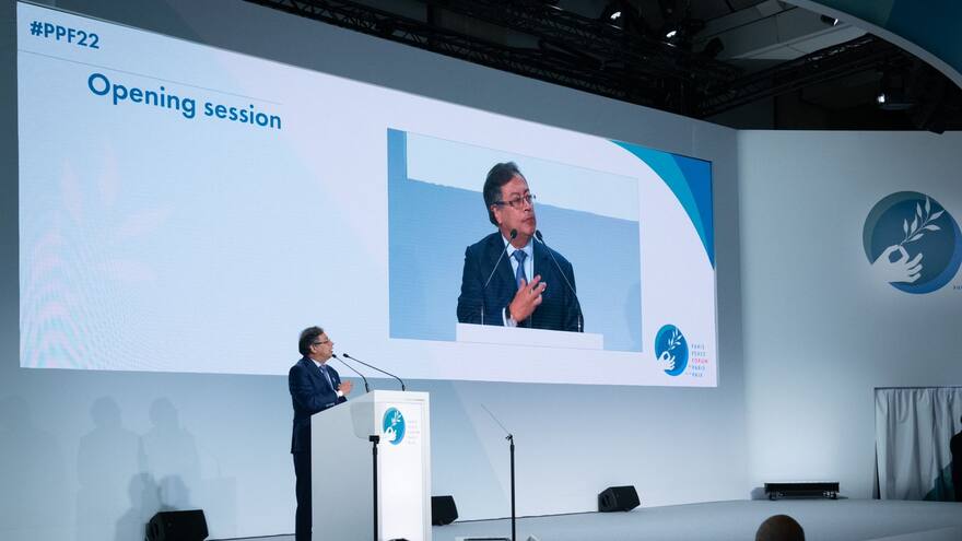 Gustavo Petro dijo en París que la guerra contra las drogas ha fracasado y que la negación hacia la descarbonización 'nos conducen hacia la autodestrucción humana'