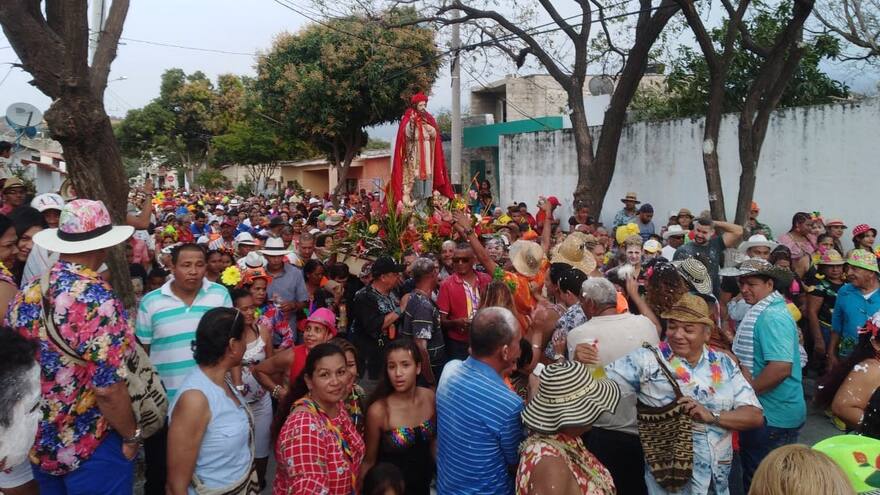 Entre maicena y ron, San Agatón atrae más devotos