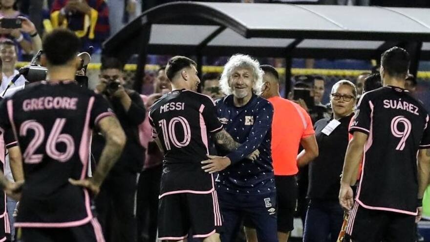 Video: así fue el abrazo entre Messi y Jorge ‘Mágico’ González en El Salvador