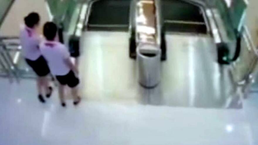 Una mujer salva a su hijo, pero muere tras quedar atrapada en una escalera eléctrica
