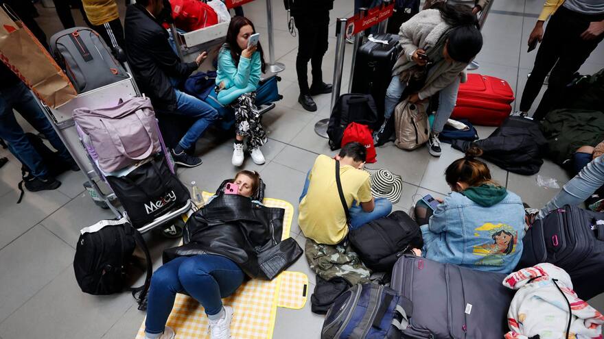 Alta afluencia de pasajeros en aeropuertos intentando cambiar sus vuelos de Viva Air