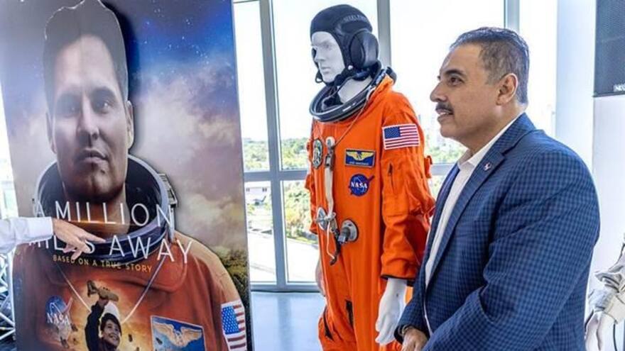 El astronauta José Hernández se conmueve viendo su vida en una película