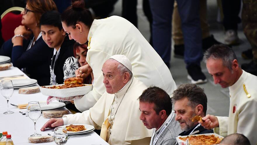 En imágenes | Papa almuerza en el Vaticano con 1.500 personas en el Día Mundial de los Pobres