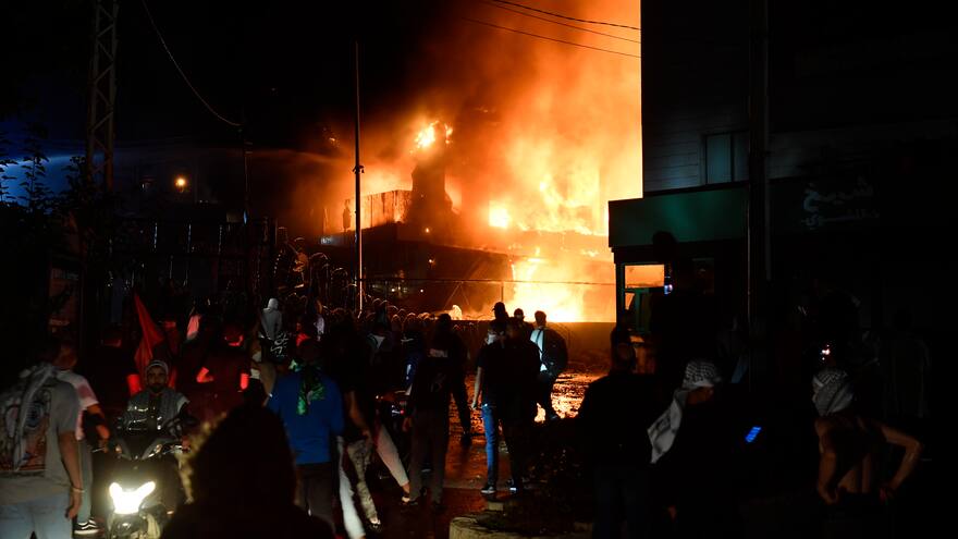 Manifestantes atacan embajadas de Israel y EE. UU. en varias partes del mundo