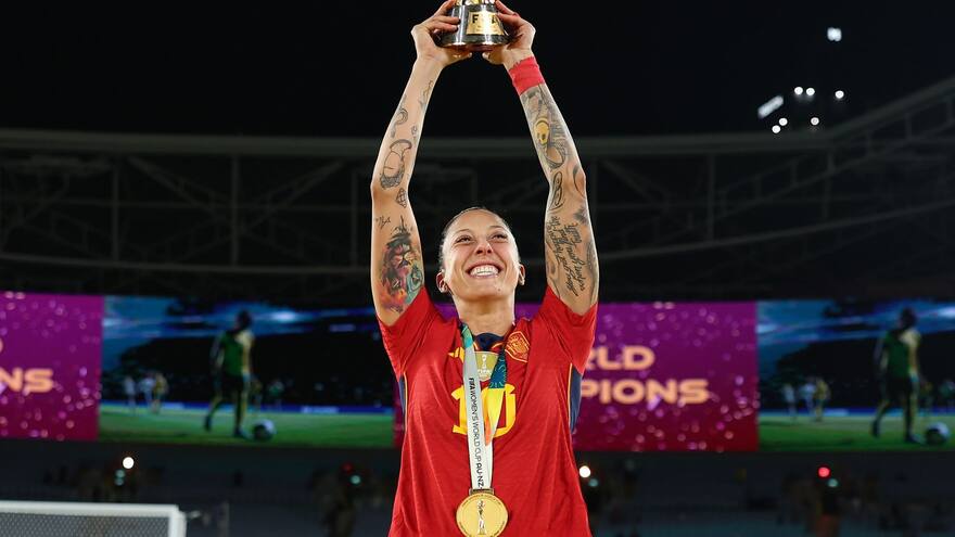 Luis Rubiales, presidente de la Federación de Fútbol de España, besó a Jenni Hermoso y se desató polémica