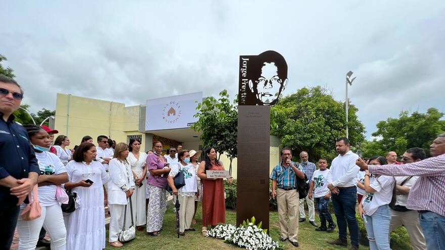 Develan monumento en memoria del profesor Jorge Freytter