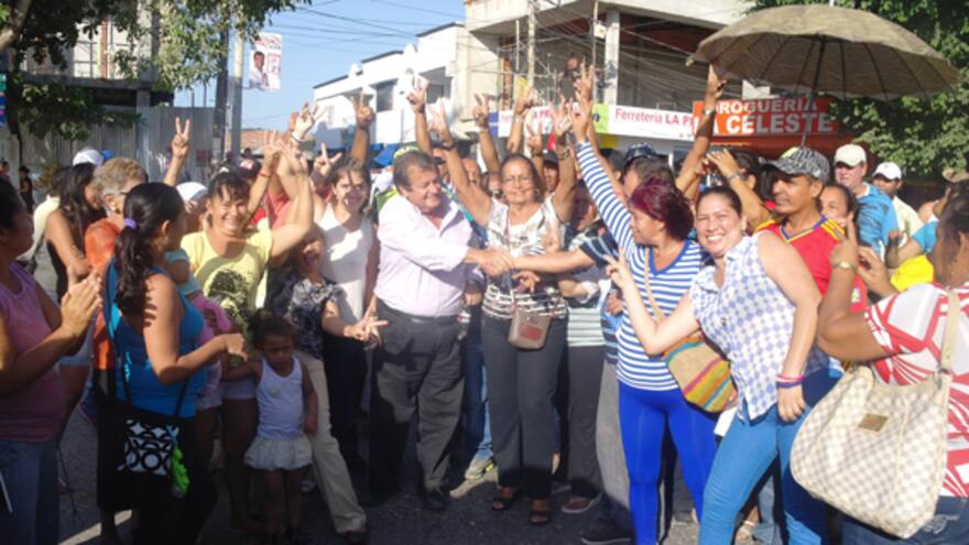 Una ‘orden de captura’ contra el Alcalde terminó en fiesta en la plaza de Galapa