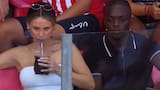 Edwuin Cetré disfruta con su novia en la tribuna mientras se define su llegada a Boca Juniors