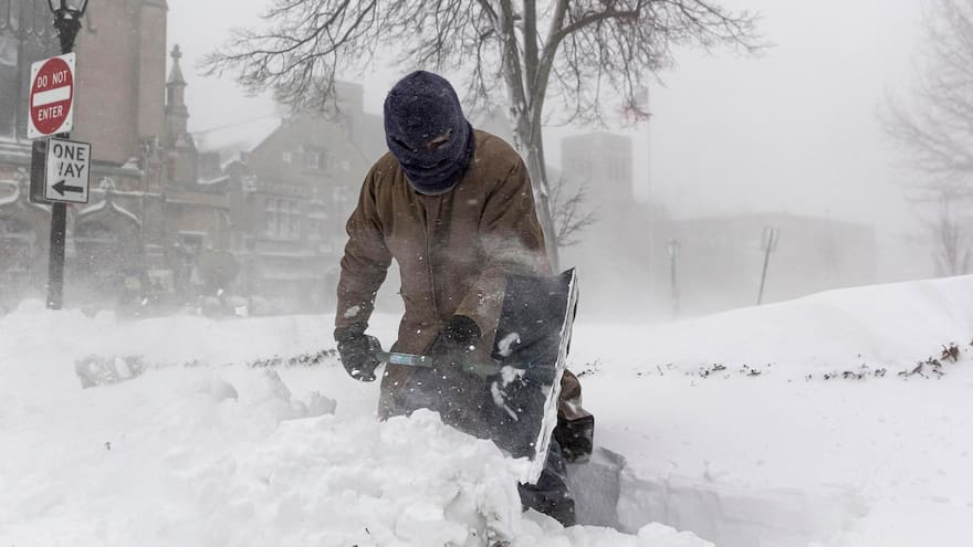 Se reportan más de 20 muertos en la Navidad más gélida de EE. UU. en décadas