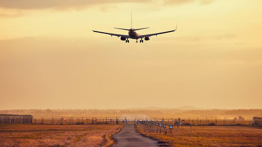 Detienen a joven por apuntar con luz láser a un avión en Florida