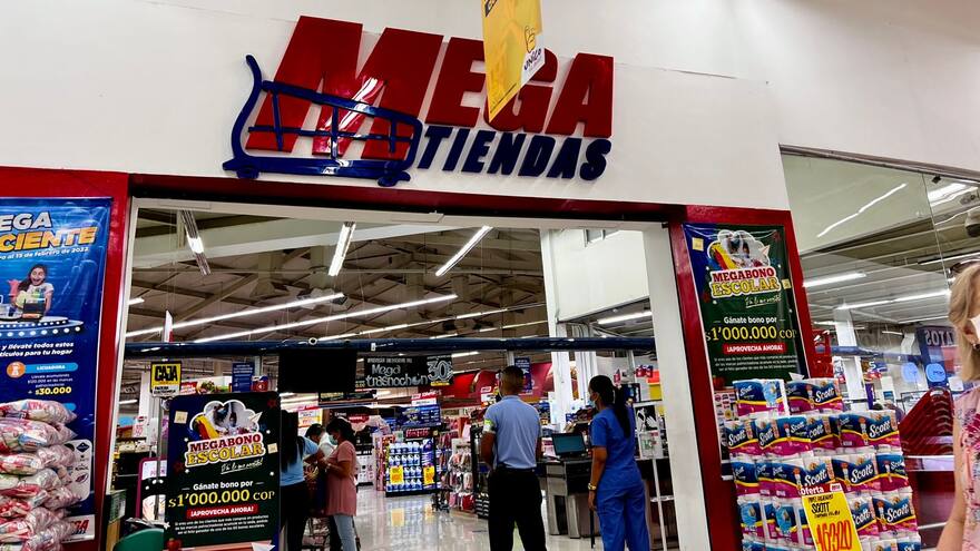 Amordazan y roban a empleados de un almacén