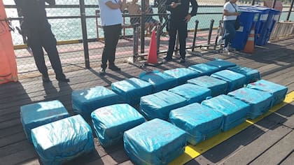 Armada incauta 2,78 kilos de cocaína que eran transportados en una lancha rápida en aguas del Pacífico