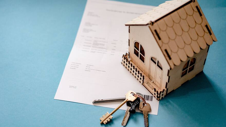 Finanzas: Así se puede evitar el impuesto por venta o compra de un carro o una casa en Colombia