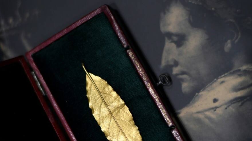 Una hoja de oro de la corona de Napoleón subastada en 625.000 euros
