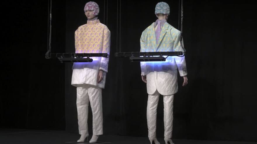 La moda del futuro: ropa que cambia de color con la luz ultravioleta