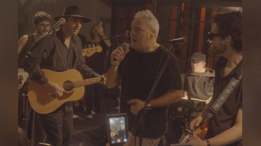 Hombres G y Morat se unen para relanzar himno del rock en español