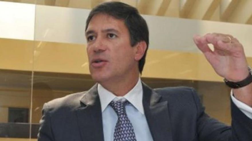 Exembajador Sanclemente habría quemado pruebas de laboratorio de coca