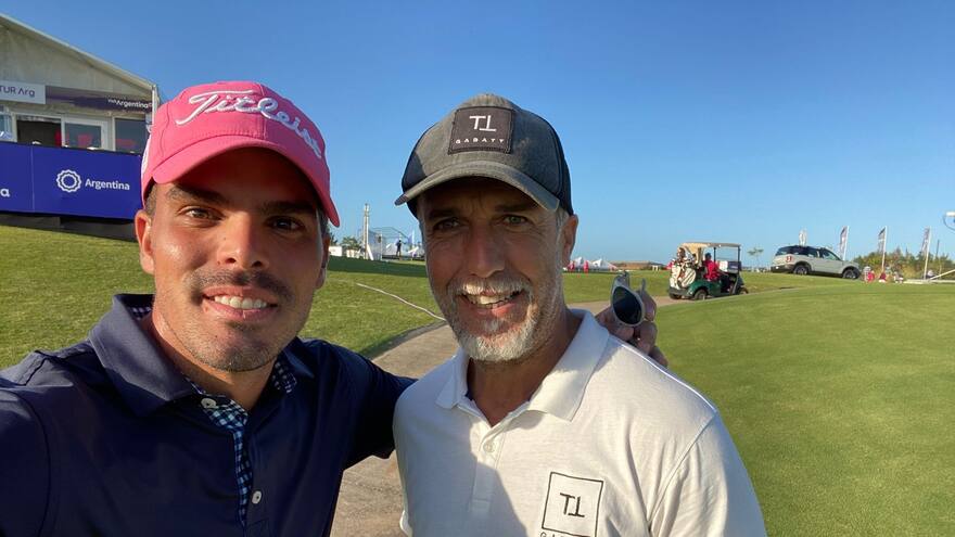 Celia se toma foto con Batistuta y empieza a defender su título en Argentina