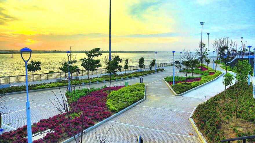 A sembrar la bandera de Barranquillla en la celebración de sus 209 años