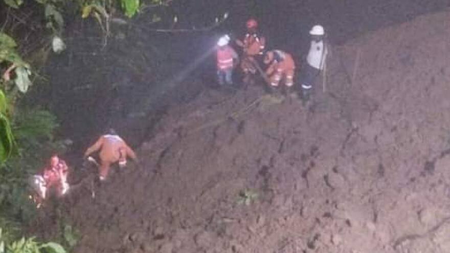 Pareja de esposos muere sepultada en deslizamiento vía Medellín-Quibdó