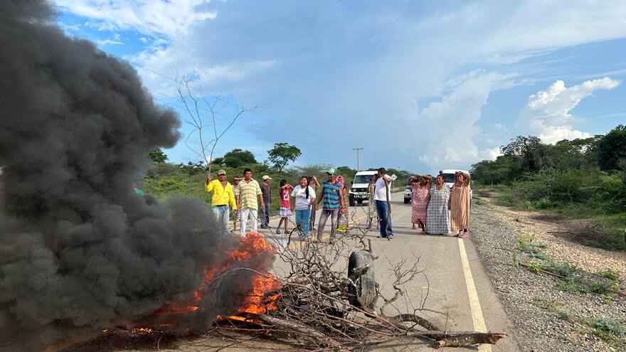 Indígenas wayuu bloquean vía a El Cerrejón y exigen ser incluidos en proyectos de páneles solares