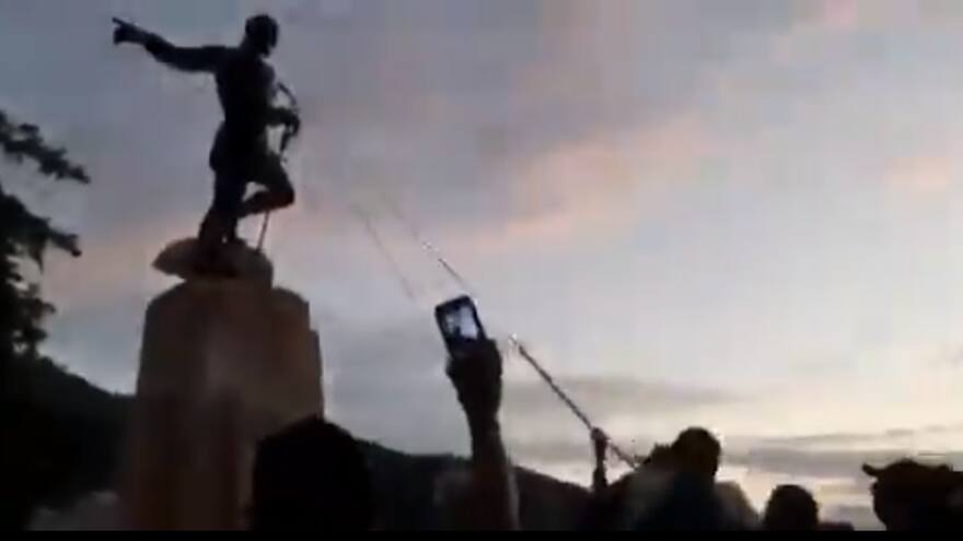 En medio de las protestas indígenas derribaron estatua de Sebastián de Belalcazár en Cali