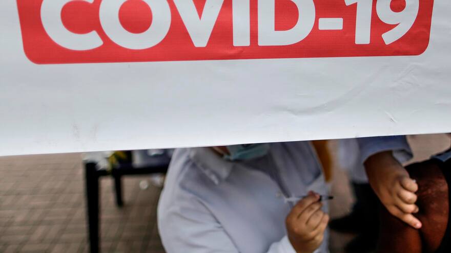 Vacunan por equivocación a 46 personas contra la covid en lugar de la gripe